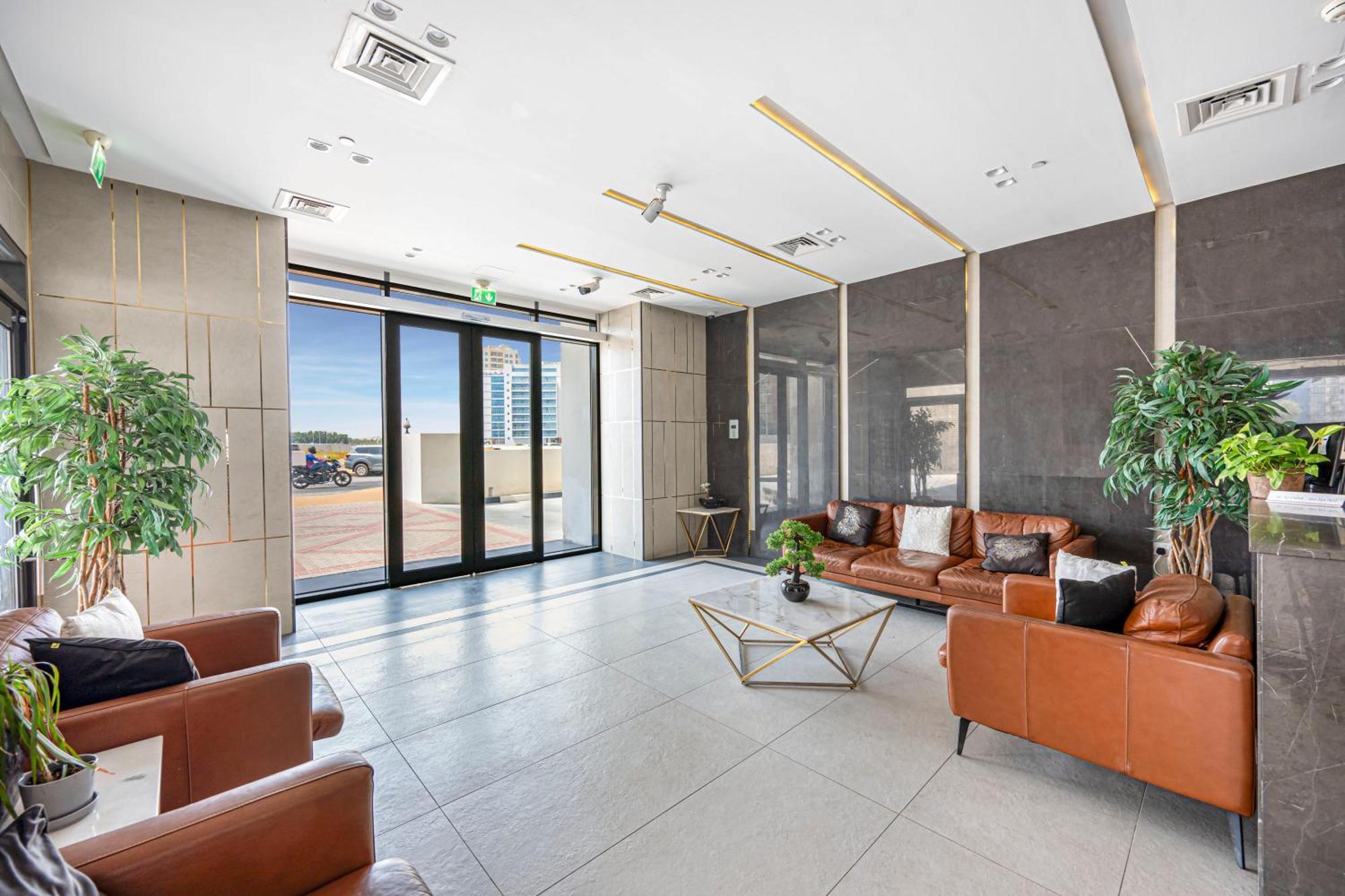 Sophisticated With Dubailand Views شقة