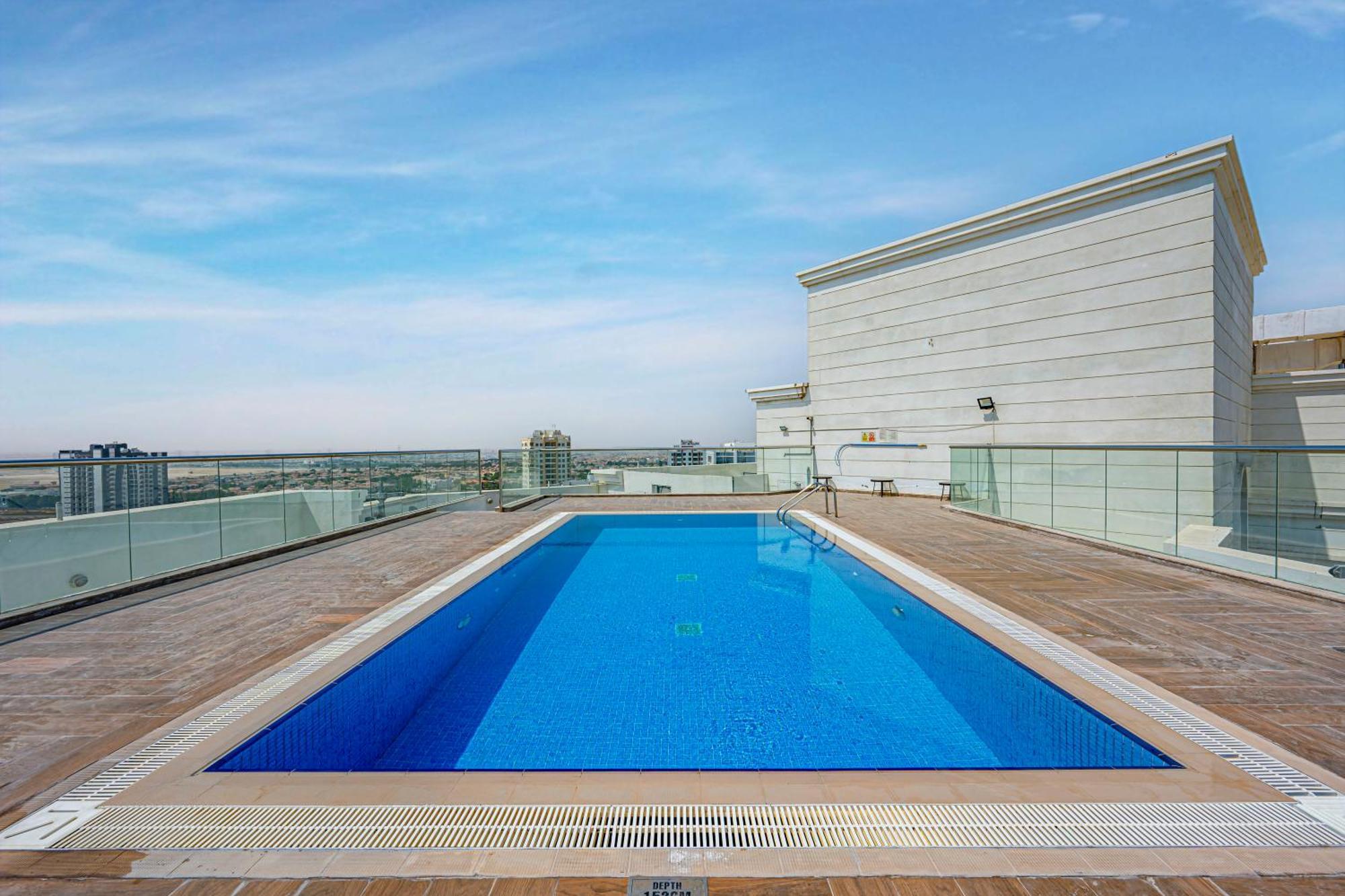شقة Sophisticated With Dubailand Views